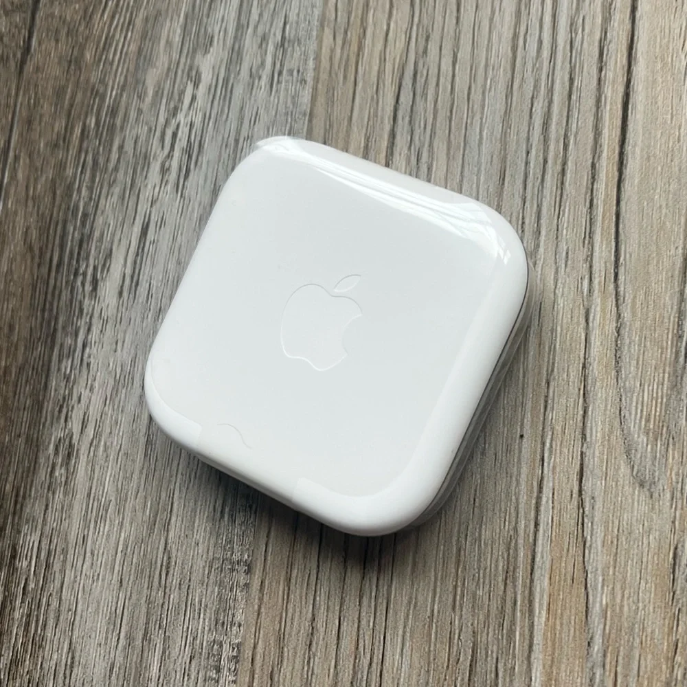 NWT Apple iPhone 6S plug in headphones